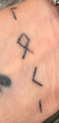 Réalisation de tatouage hand-poke 1
